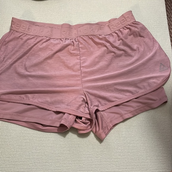 Women’s Reebok pink shorts with lining size Large - Picture 2 of 3